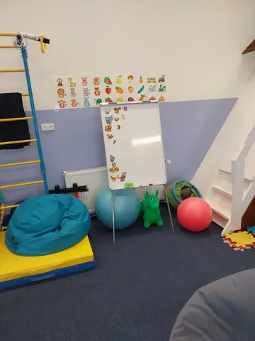 Herna v centru Chýně se žebřinami, žíněnkou a míči