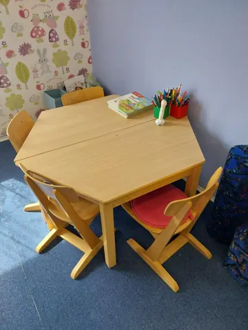 Stoleček s židličkami pro nácviky a tvoření