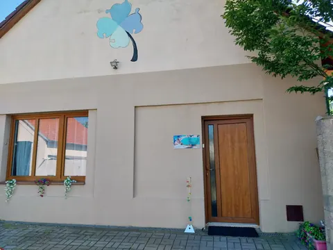 Vstup do budovy centra Chýně s logem čtyřlístku