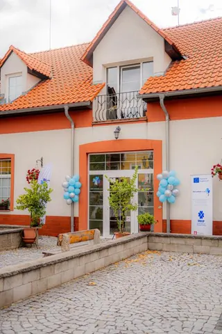 Budova centra v Řepích vyzdobená balónky v den otevření