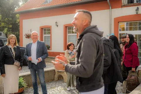 Zahájení slavnostního otevření před budovou centra