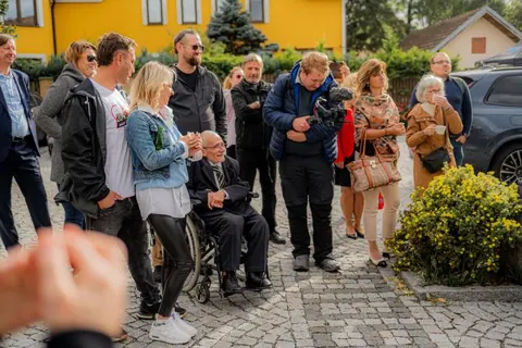 Návštěvníci na nádvoří během zahajovacího proslovu