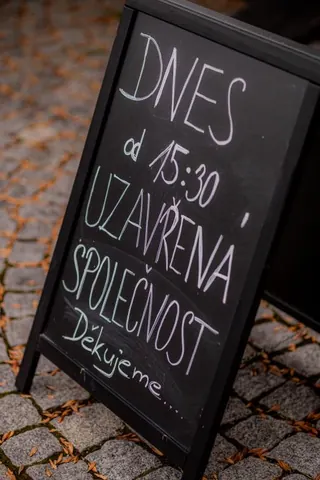 Tabule s nápisem „Dnes od 15:30 uzavřená společnost“