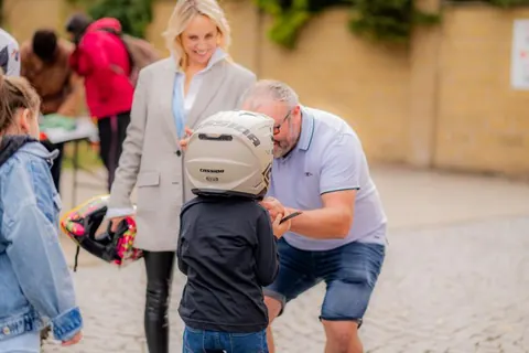Nasazování helmy před projížďkou