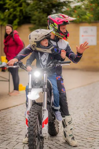 Dítě na projížďce s jezdcem na motorce