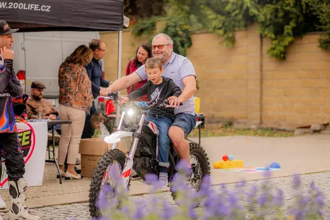 Projížďka na motorce u stánku s hračkami