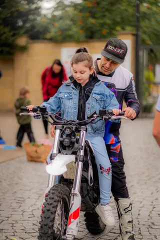 Děvče na motorce s jezdcem