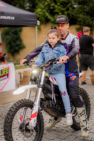 Projížďka na motorce kolem stánků