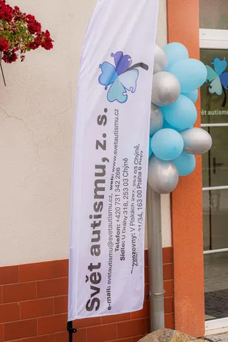 Roll-up Světa autismu a balónky u vchodu